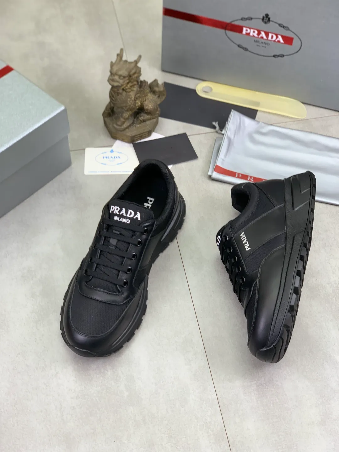 Men's men's shoes P560💰 [Real Price] Popular models are on the official website, 🆘 Trendy brand (Prada) mainly promotes popular models, avant-garde and versatile fashionable men's shoes private version mold opening, cowhide surface splicing 1:1.. Stylish and simple, original imported cowhide lining cowhide feet; the atmosphere and personality are more fashionable, eye-catching and pursuing class. It will subvert the old ideas and be a must-have for fashionistas who want to spend time with you! Must keep it! Tall and comfortable, large and low, high-end quality workmanship. Code number: 38-44 (45 customized) 2️⃣ optional.